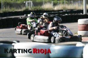 Adelantamiento de los karts en nuestro karting en logroño