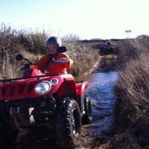 Piloto cruzando un río en nuestra excursión en quad en Logroño