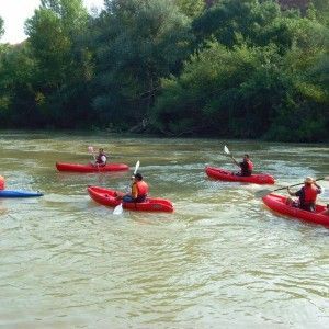 Grupo disfrutando de una sesión de piragua en Logroño