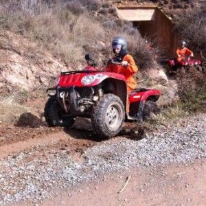 Cruzando un camino de piedra en nuestra excursion en quad