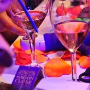 Chicas tomando una copa mientras disfrutan de la reunion de tuppersex