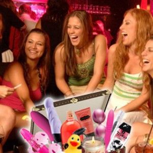 Risas ante las ocurrencisa de nuestras asesoras para reunines de Tuppersex despedidas logrono