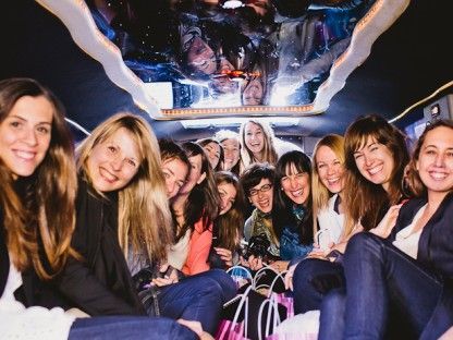 Chicas sonriendo a la cámara desde nuestra Limusina en Logroño