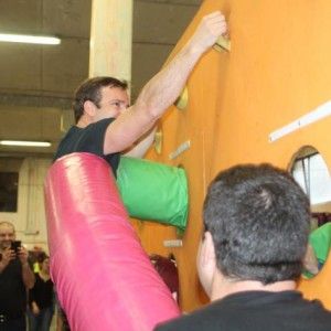 Un chico intenta pasar por nuestro puro de los garrotes en el Humor amarillo interior Logroño