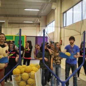 Lograras encestar estas bolas en las canasta del humor Humor amarillo interior Logroño