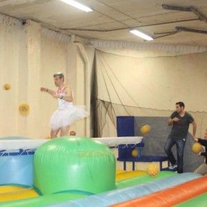Gladiador disfrazado de bailarina en Humor amarillo Humor amarillo interior Logroño