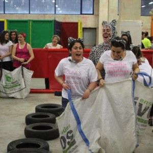 Dos chicas intentan ganar la carrera de sacos
